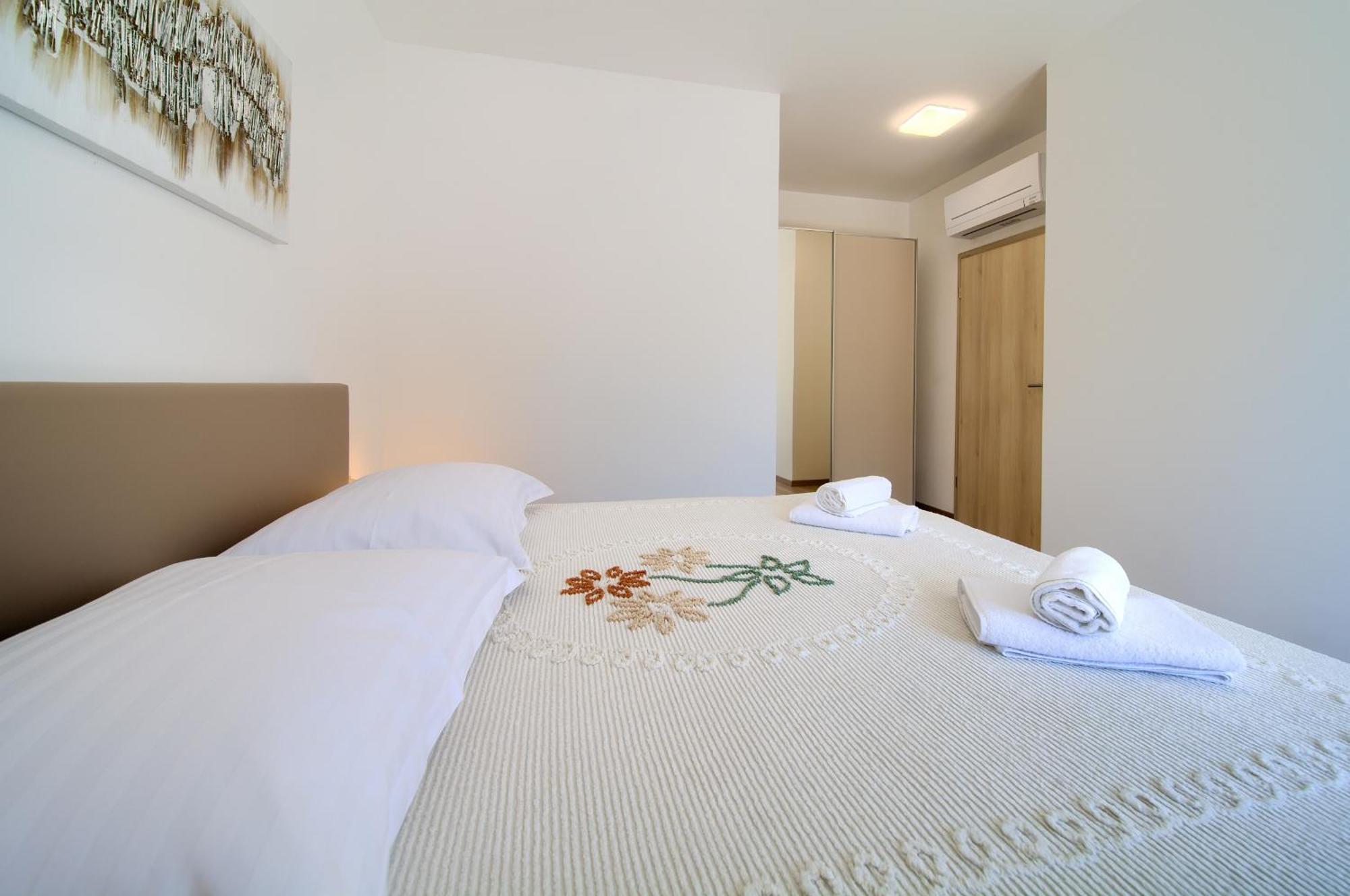 Apartments Paola & Karla With Pool Krk Town Room photo